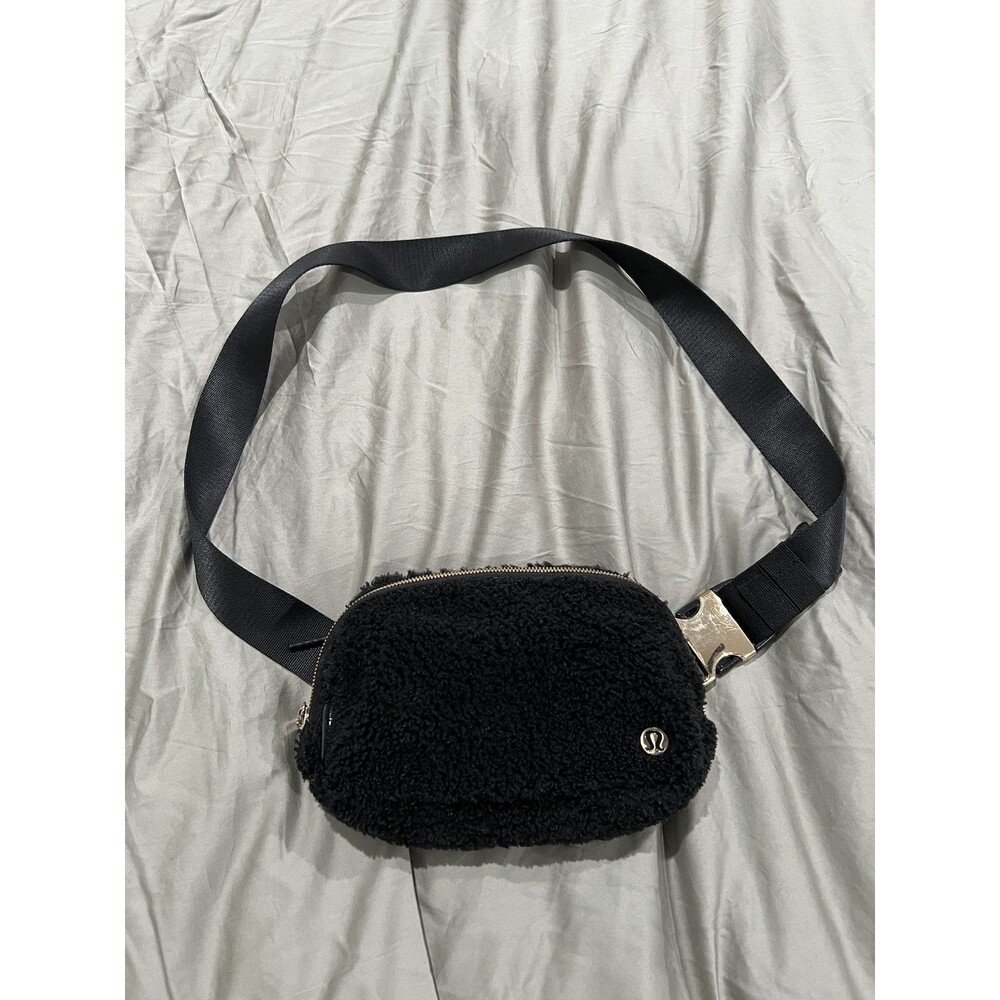 Lululemon Everywhere Belt Bag 1L Black Sherpa Gold Metal Hardware